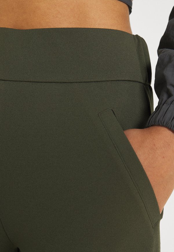 JDYLOUISVILLE CATIA WIDE - Trousers - forest night2