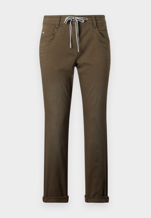 Hnědé volné kalhoty vyrobené z hladkého materiálu, s páskem na stažení a bílými akcenty, pěti kapsami a ohrnutými manžetami.