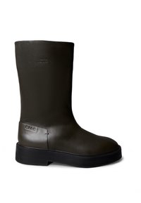 Bota hasta la rodilla de cuero verde oliva con un acabado suave, una suela plataforma negra gruesa y un detalle de logotipo minimalista en el lateral.