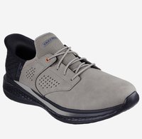 Helle graue Sportschuhe mit einer glatten Veloursleder-Oberfläche, Netz-Akzenten, perforiertem Design und schwarzer Sohle. Mit grauen Schnürsenkeln und Logo-Detail.