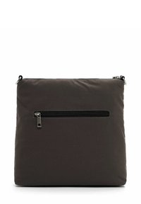 Bolso bandolera de nylon gris con un acabado mate, forma rectangular y un bolsillo con cremallera en la parte delantera. Presenta un diseño minimalista y acentos de hardware plateado.