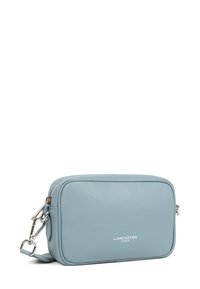 Borsa a tracolla in pelle azzurra chiara con forma rettangolare, hardware in argento, chiusura con cerniera e logo impresso sulla parte frontale.