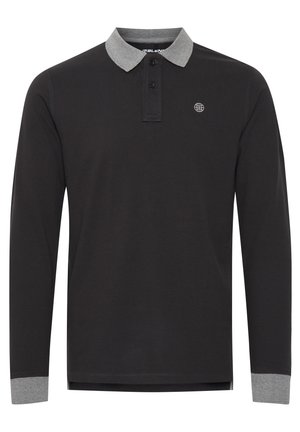 Sort langærmet polo-shirt med grå krave og manchetter. Den har en tre-knaps placket og et lille logo på brystet.