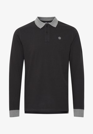 Zwarte polo met lange mouwen, voorzien van een grijze kraag en accentuering bij de manchetten. Beschikt over een drie-knopenrij en een klein logo op de borst.