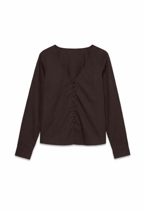 Blouse marron foncé à manches longues avec col en V et boutons recouverts de tissu sur le devant, présentant une coupe simple et ajustée.