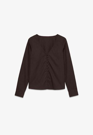 Mørkebrun bluse med lange ermer, V-hals og knapper dekket med stoff foran, med en enkel, tilpasset passform.