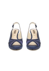 Tacchi slingback blu navy con punta aperta, dotati di tomaia texturizzata con accenti luccicanti e una base liscia e solida; cinturino alla caviglia regolabile.