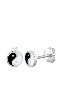 Sølv stud øreringe med et yin-yang design; udfyldt med sort og hvid emalje; cirkel formet; stemplet med "925" for sterling sølv.