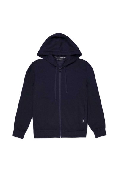 Felpa con zip di colore navy in tessuto morbido, caratterizzata da un ampio cappuccio, lacci, tasche frontali e un piccolo logo sulla parte inferiore.