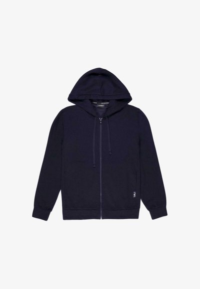 Mornarska zip-up dukserica iz mehkega materiala, z veliko kapuco, vrvicami, sprednjimi žepi ter majhno logotipno podrobnostjo na robu.