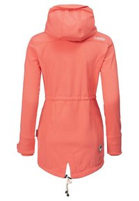 Koraalkleurige softshell jack met een getailleerde pasvorm, verstelbare capuchon, trekkoord in de taille en een gesplitste zoom. Bevat logodetail op de achterkant.