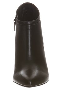 Botín de cuero negro hasta el tobillo con punta afilada, textura suave y detalle de cremallera lateral para mayor facilidad al poner y quitar.