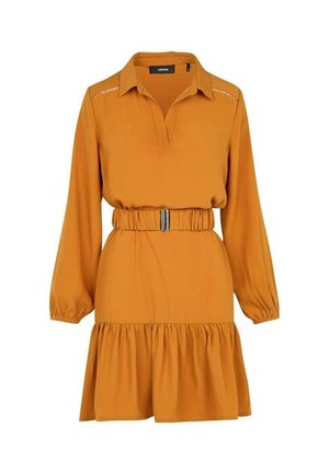 Vestido de manga larga en color mostaza con cuello, cintura elástica con hebilla, dobladillo fruncido en la falda y detalles sutiles de cortes en los hombros.