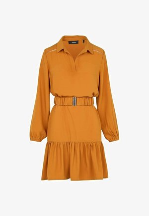 Vestido de manga larga en color mostaza con cuello, cintura elástica con hebilla, dobladillo fruncido en la falda y detalles sutiles de cortes en los hombros.