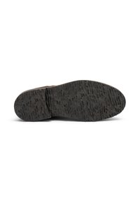 Sole in gomma nera con superficie texture, caratterizzata da una forma arrotondata e un leggero tacco. Resistente, progettata per la trazione e la stabilità.