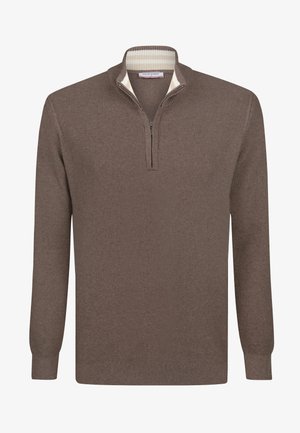 Brązowy sweter dzianinowy z kołnierzykiem na pół-zamek i prążkowaną teksturą. Ma kontrastowy, paskowany wewnętrzny kołnierz. Długie rękawy, luźny krój.