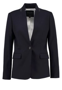 Blazer bleu marine avec un col à crans, une fermeture à bouton unique, deux poches avant et une doublure intérieure à rayures légères.