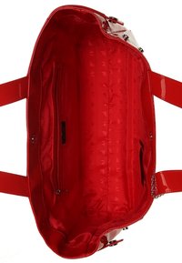 Czerwona torebka na ramię z lakierowanej skóry, o połyskującej powierzchni, pojemnym wnętrzu, wieloma kieszeniami oraz teksturowanym materiałem wyścielającym z powtarzającym się wzorem logo.