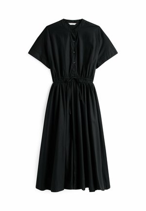 Vestido negro de botones con mangas cortas, cinturilla elástica y cordón. Hecho de una tela ligera, cuenta con una falda acampanada.