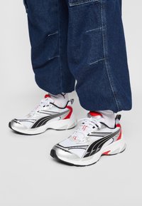 Puma MORPHIC - Sneaker low - white/red