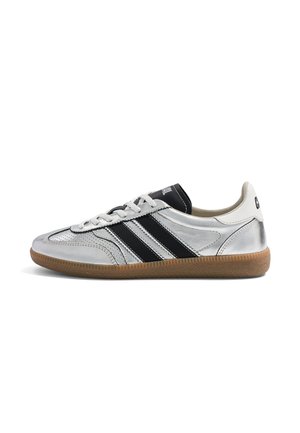 Baskets argentées profil bas avec bandes noires, languette blanche au talon, lacets blancs et semelle en gomme naturelle, vues de côté sur fond blanc.