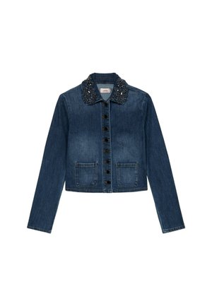 Veste en denim de couleur bleu foncé, avec un col en perles, une fermeture frontale à boutons et deux poches poitrine. Manches longues, design cropped.