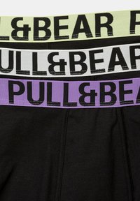 Három elasztikus derékpánt fekete, szürke, levendula és világoszöld színben, vastag fekete betűkkel a "PULL&BEAR" felirattal. Fekete szövet alap.