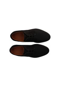 Schwarze Schnürschuhe aus Leder mit strukturiertem Obermaterial, Wildlederakzenten und glattem Lederfußbett. Verfügt über ein Schnürdesign und eine runde Zehenpartie.