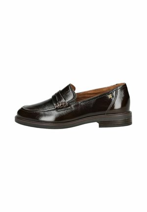 Mocasín de cuero negro brillante con tacón bajo, detalle de correa tipo penny y forro interior color canela, mostrado en perfil lateral sobre fondo blanco.