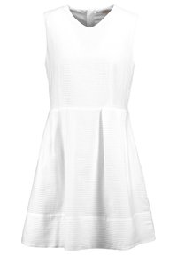 Robe blanche sans manches avec un col en V, dotée d'une jupe plissée et d'une texture rayée subtile sur tout le tissu.