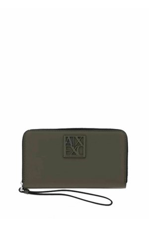 Portafoglio verde scuro con chiusura lampo su tre lati, cinturino per polso e logo Armani Exchange in rilievo sul davanti.