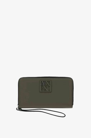 Mørkegrøn pung med lynlås rundt om og håndledsrem med indpræget Armani Exchange-logo på fronten.
