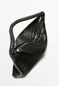 Schwarze, gewebte Handtasche mit charakteristischer dreieckiger Form, ausgestattet mit Reißverschluss und strukturierter Oberfläche. Hergestellt aus flexiblem Material.