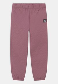 Marszczone brudnoróżowe spodnie dresowe z elastyczną talią i ściągaczami, z małą czarną naszywką z logo hummel na prawej udzie.