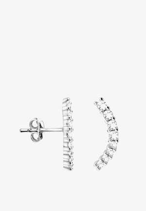 Boucles d'oreilles clous incurvées en argent, ornées d'une rangée de petites pierres précieuses rondes et claires le long de la courbe, avec fermoirs papillon.