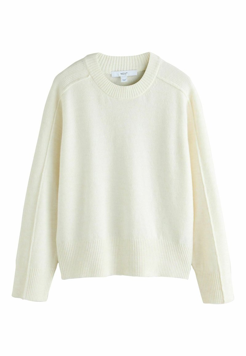 Cremefarbenes langärmliges Strickoberteil mit gerippten Bündchen, Saum und Rundhalsausschnitt, auf einem weißen Hintergrund präsentiert.