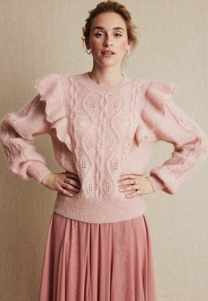 Lyserød strikket sweater med rynkede skuldre, struktureret diamantmønster og kabelstrikdesign; ribbede manchetter og kant.