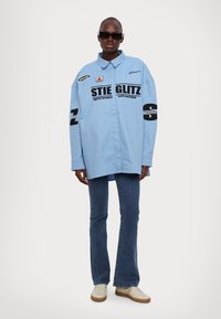 Stieglitz REZA - Gombos blúz - blue