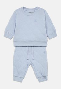 Ανοικτό μπλε κουβερλί σετ φούτερ και παντελονιού για μωρά με στρογγυλή λαιμόκοψη, ριμπ μανσέτες και μικρό λογότυπο Calvin Klein στο στήθος και το πόδι.