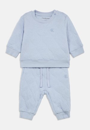 Hellblaues, gequiltetes Baby-Sweatshirt- und Hosen-Set mit Rundhalsausschnitt, gerippten Bündchen und kleinem Calvin Klein-Logo auf der Brust und dem Bein.