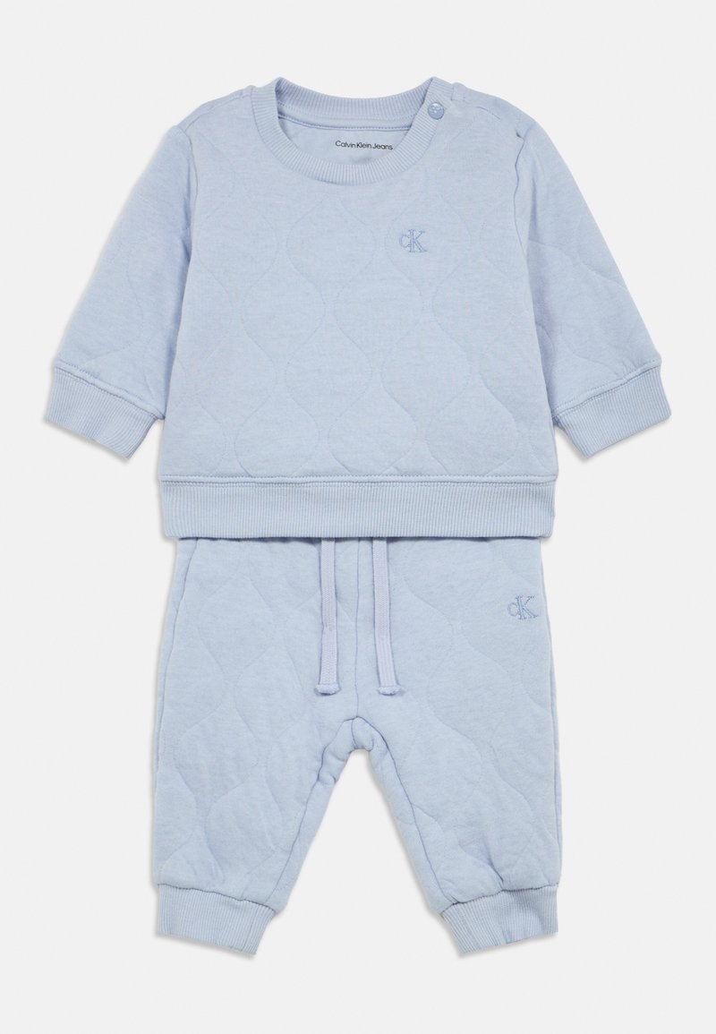 Set di felpa e pantaloni per bambini in blu chiaro a motivo trapuntato, con collo a girocollo, polsini a costina e piccolo logo Calvin Klein sul petto e sulla gamba.