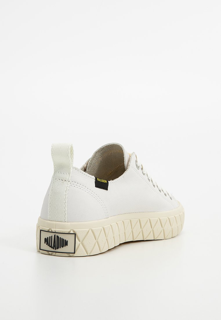 Białe skórzane sneakersy z teksturowaną podeszwą, okrągłym noskiem i pętelką z tyłu. Logo umieszczone na pięcie.