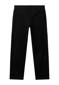 Černé bavlněné kalhoty s rovnými nohavicemi, dvěma zadními kapsami a poutky na opasek. Hladký povrch bez viditelných vzorů nebo ozdob.