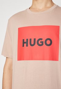 HUGO DULIVE - T-shirts med print - medium beige