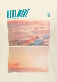 Surfistas en las olas del océano al atardecer con el texto "OLA DE CALOR Surf California '04" encima de las imágenes.