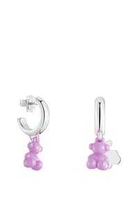 Boucles d'oreilles créoles argentées ornées d'un pendentif ours lavande à finition brillante avec un accent floral, mettant en valeur des éléments de design ludiques et colorés.