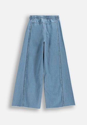 Jasnoniebieskie szerokie spodnie dżinsowe z elastycznym pasem i widocznymi szwami wzdłuż nóg, z nieobrzuconymi zakończeniami.