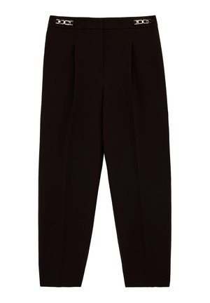 Schwarze, maßgeschneiderte Hose mit hoher Taille, Frontfalten, zulaufenden Beinen und dekorativen silbernen Schnallen am Bund.