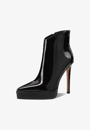 Stivale alla caviglia in pelle verniciata nera con punta affusolata, alto tacco a stiletto e suola a piattaforma. Finitura liscia con una silhouette elegante.