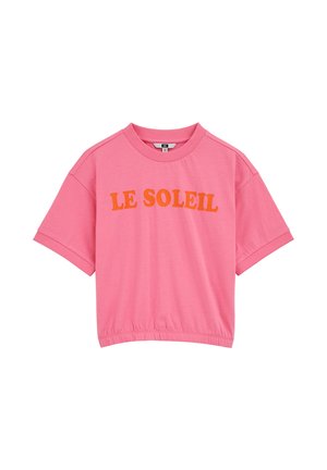 Rožinė trumpomis rankovėmis trumpa palaidinė su elastinga apačia ir oranžinėmis raidėmis "LE SOLEIL" krūtinės srityje.